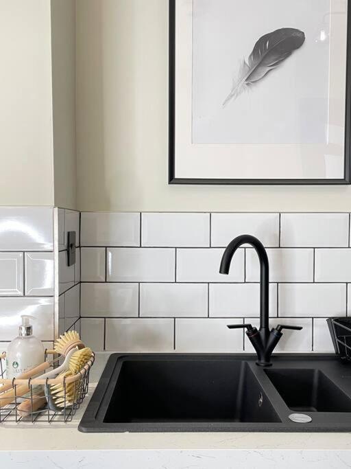 New Luxury For 2024 - Central Plymouth House - Sleeps 10 - Access To Plymouth Town - Close To The Barbican - Pets Welcome - Parking Available - By Luxe Living By Sophia מראה חיצוני תמונה