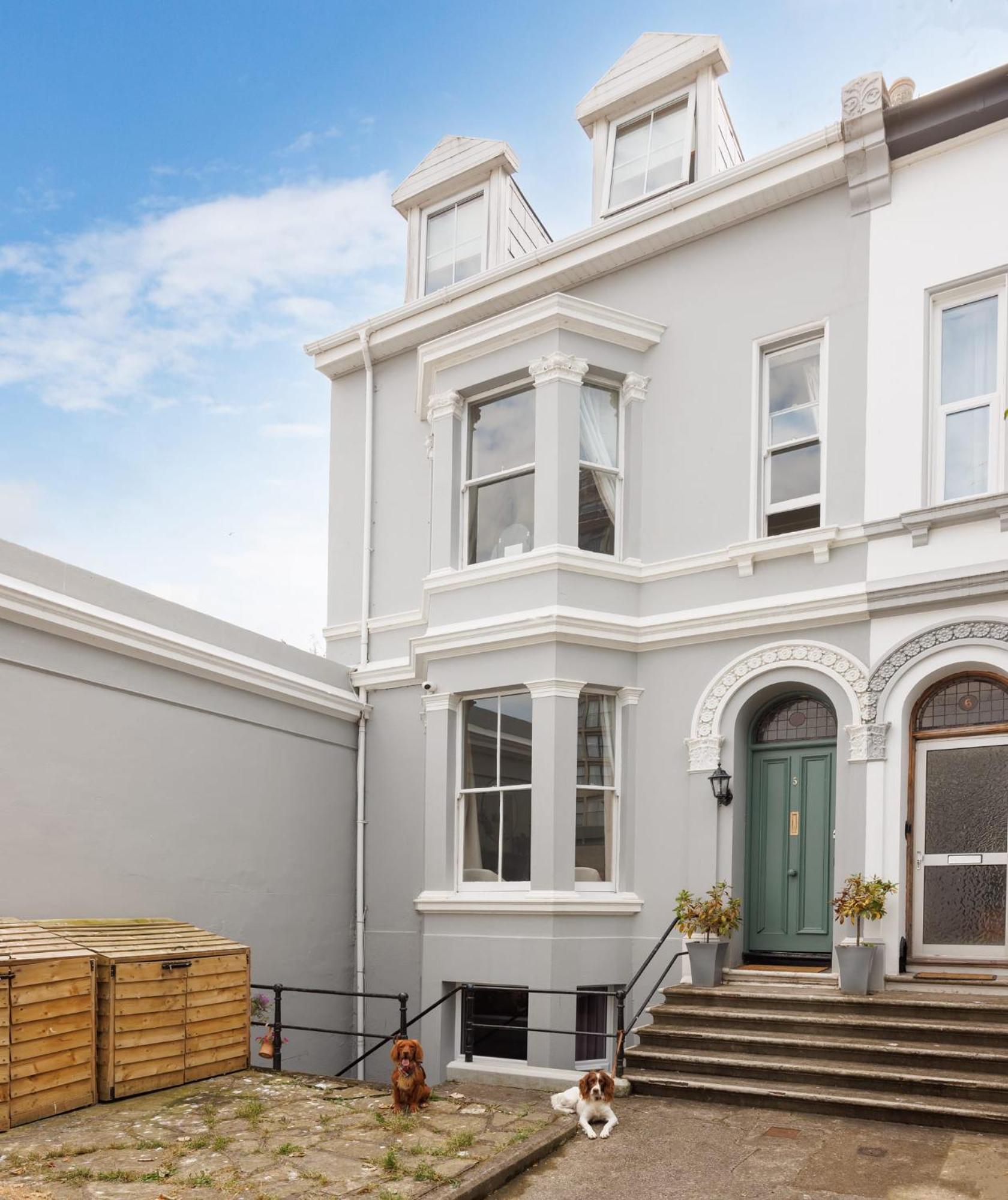 New Luxury For 2024 - Central Plymouth House - Sleeps 10 - Access To Plymouth Town - Close To The Barbican - Pets Welcome - Parking Available - By Luxe Living By Sophia מראה חיצוני תמונה