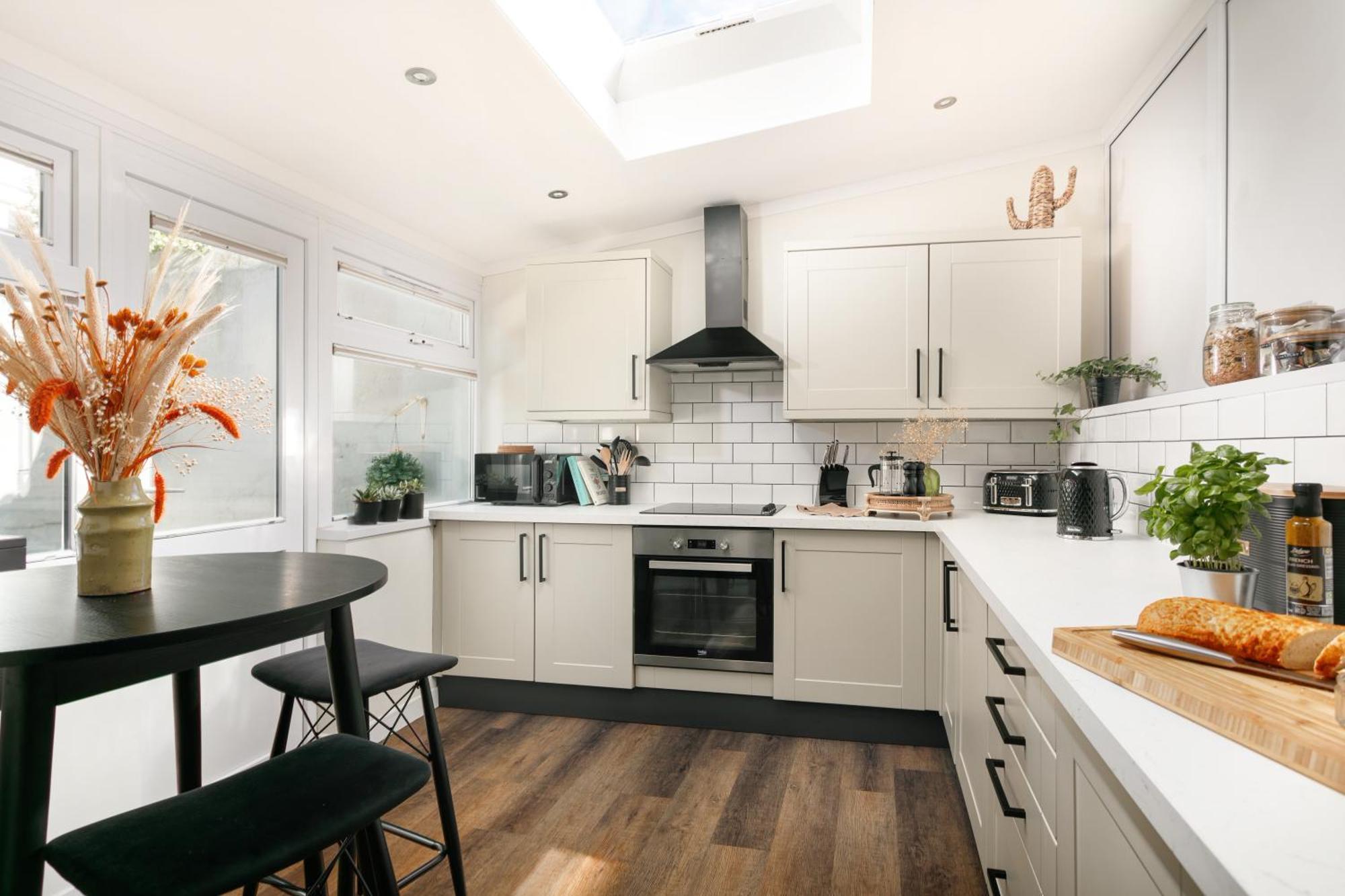 New Luxury For 2024 - Central Plymouth House - Sleeps 10 - Access To Plymouth Town - Close To The Barbican - Pets Welcome - Parking Available - By Luxe Living By Sophia מראה חיצוני תמונה